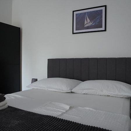 Fjaka Apartments & Rooms Шибеник Экстерьер фото