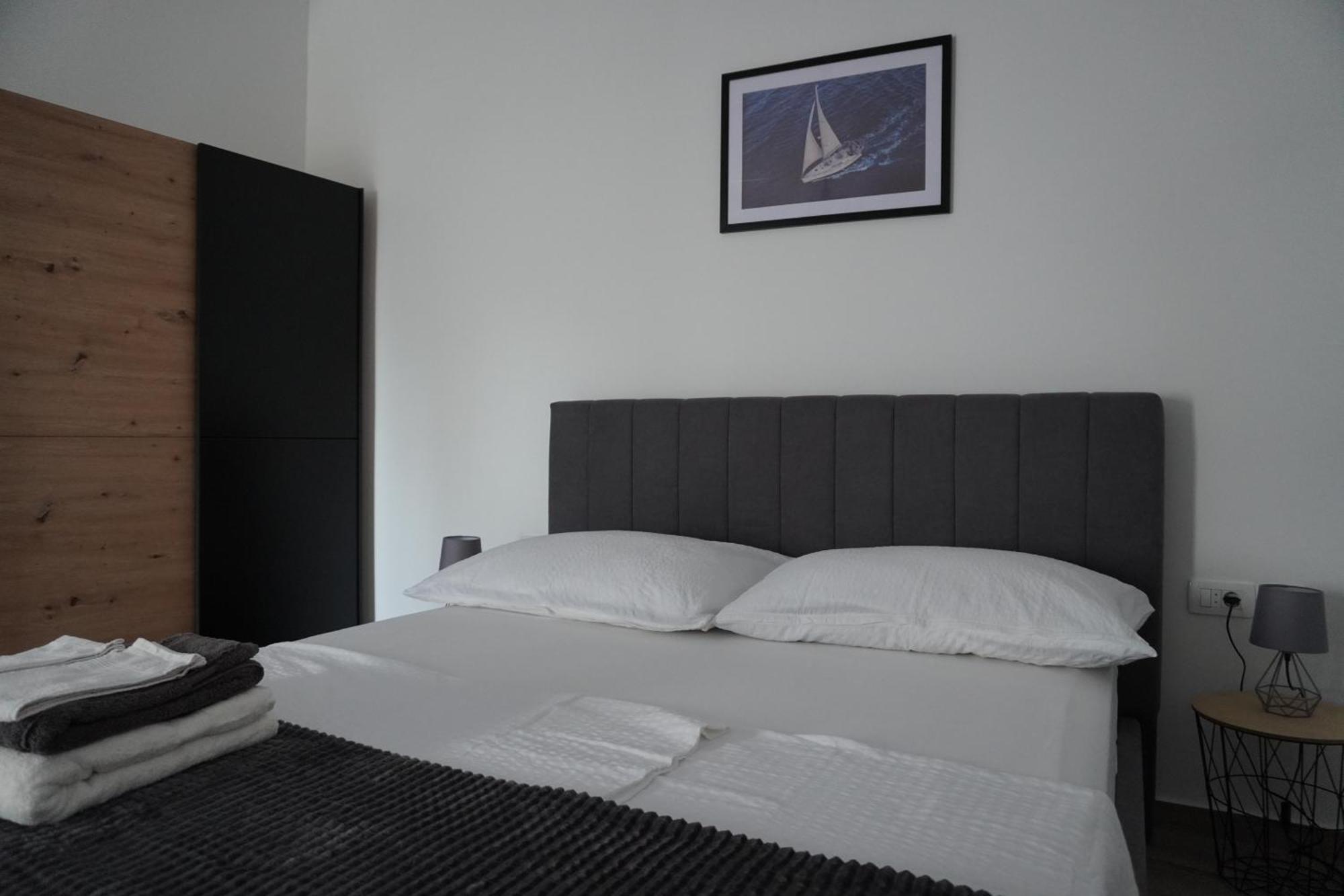 Fjaka Apartments & Rooms Шибеник Экстерьер фото